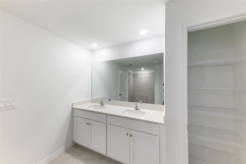 Под контрактом: $1,995 (4 спален, 2 ванн, 1936 Квадратных фут)