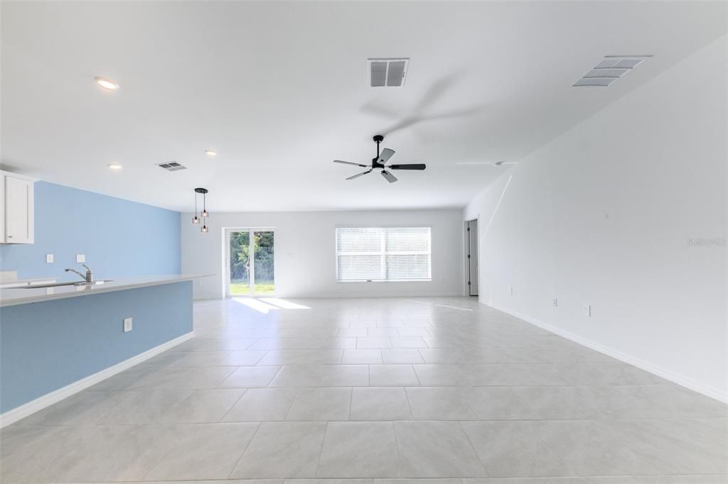 Под контрактом: $1,995 (4 спален, 2 ванн, 1936 Квадратных фут)