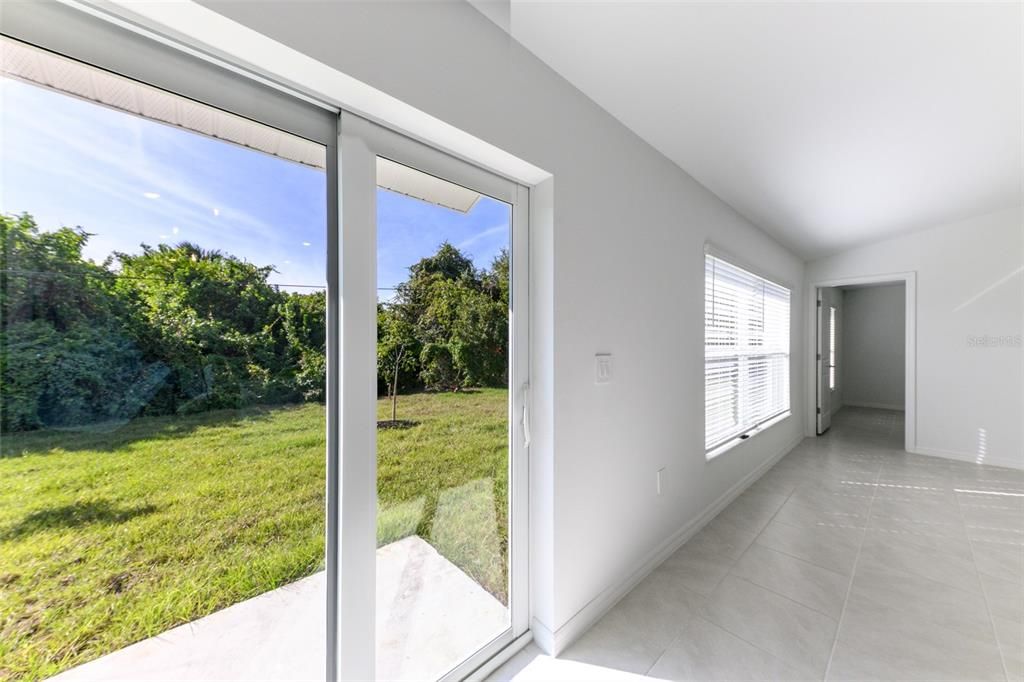 Под контрактом: $1,995 (4 спален, 2 ванн, 1936 Квадратных фут)