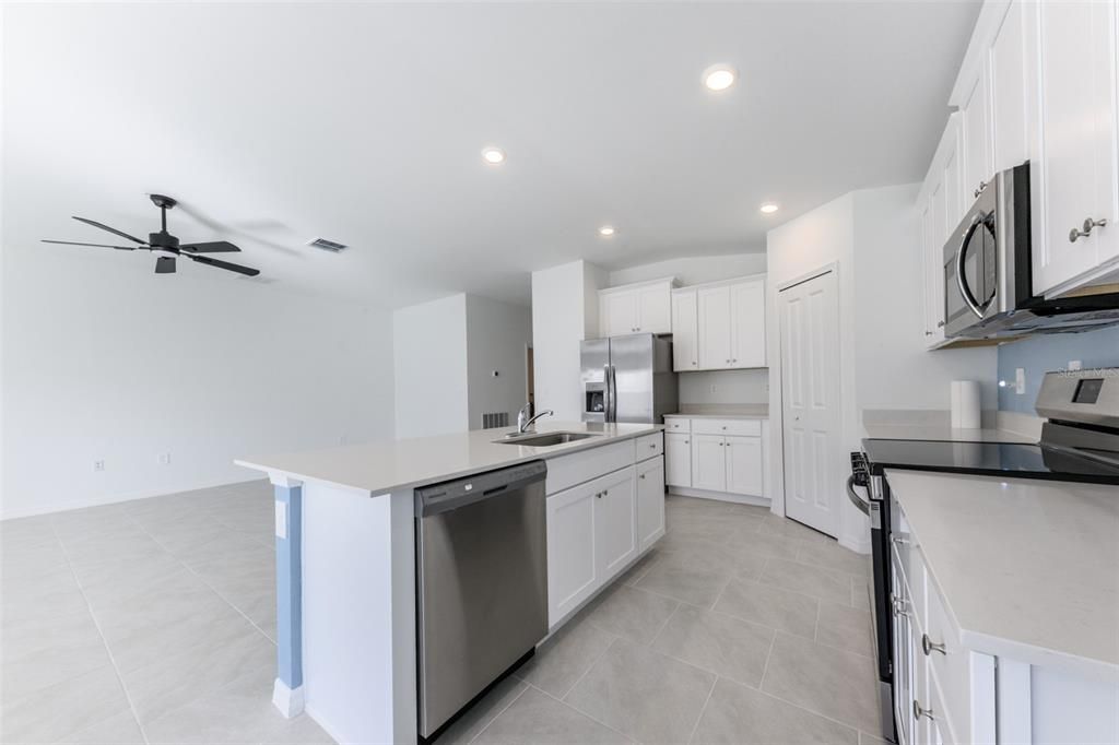 Под контрактом: $1,995 (4 спален, 2 ванн, 1936 Квадратных фут)