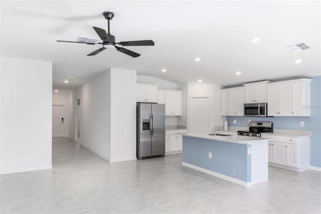 Под контрактом: $1,995 (4 спален, 2 ванн, 1936 Квадратных фут)