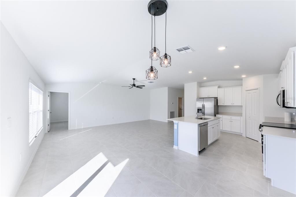 Под контрактом: $1,995 (4 спален, 2 ванн, 1936 Квадратных фут)