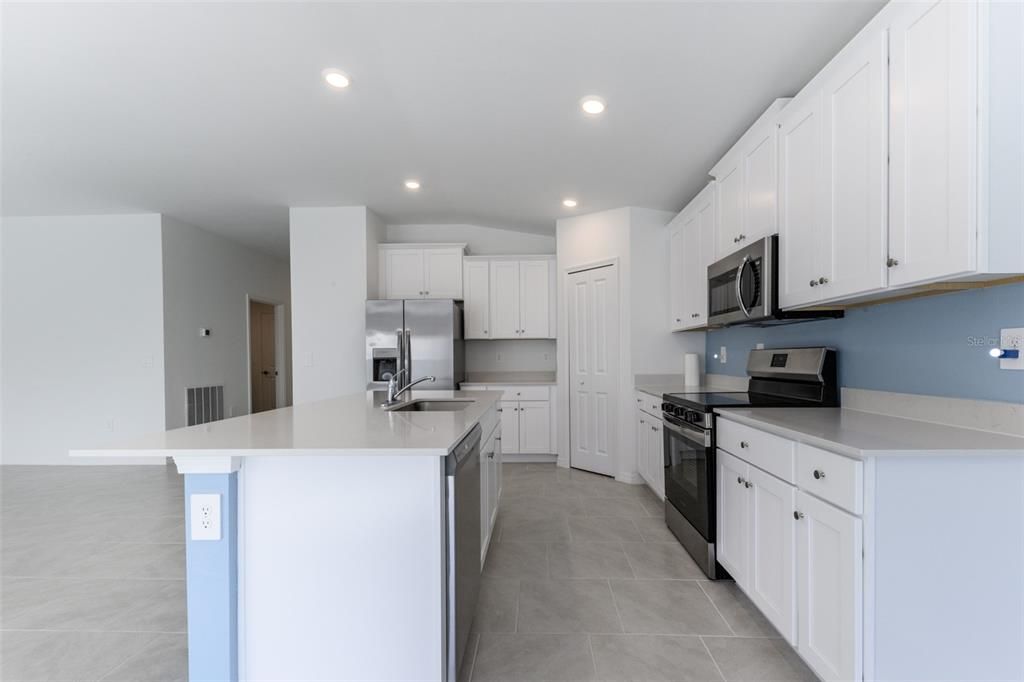 Под контрактом: $1,995 (4 спален, 2 ванн, 1936 Квадратных фут)