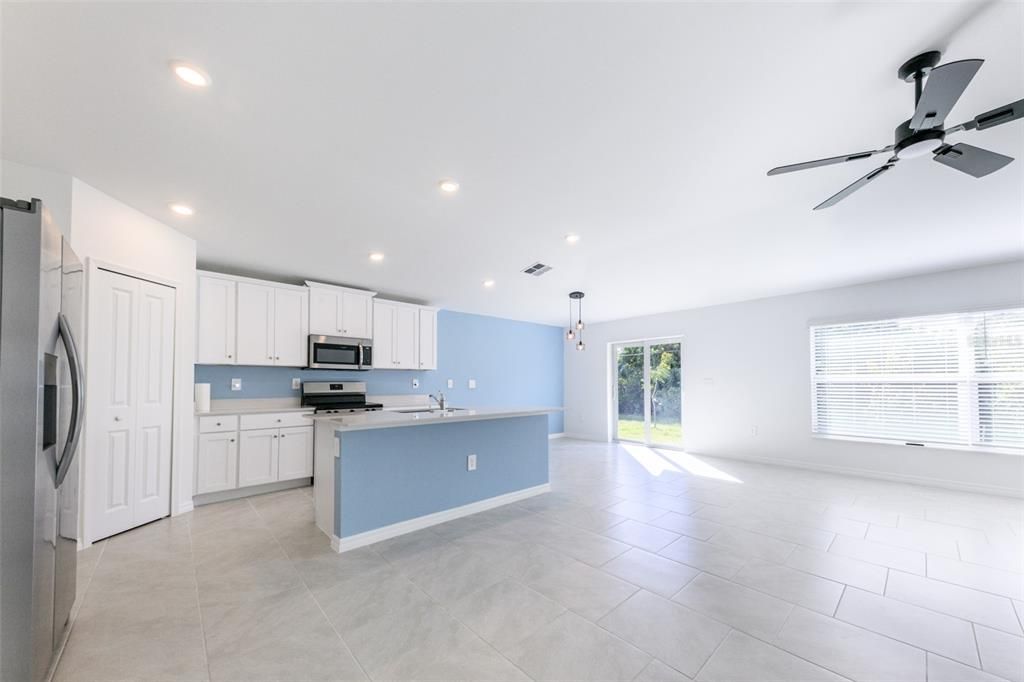 Под контрактом: $1,995 (4 спален, 2 ванн, 1936 Квадратных фут)