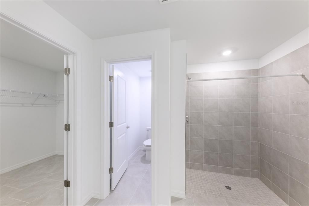 Под контрактом: $1,995 (4 спален, 2 ванн, 1936 Квадратных фут)