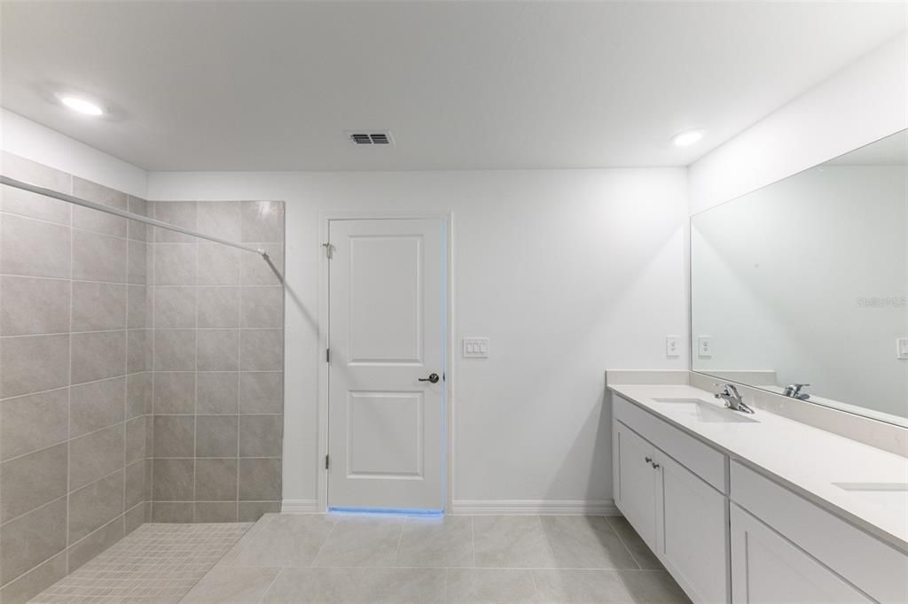 Под контрактом: $1,995 (4 спален, 2 ванн, 1936 Квадратных фут)