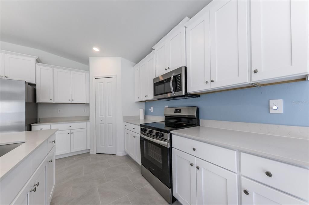 Под контрактом: $1,995 (4 спален, 2 ванн, 1936 Квадратных фут)