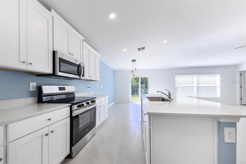 Под контрактом: $1,995 (4 спален, 2 ванн, 1936 Квадратных фут)