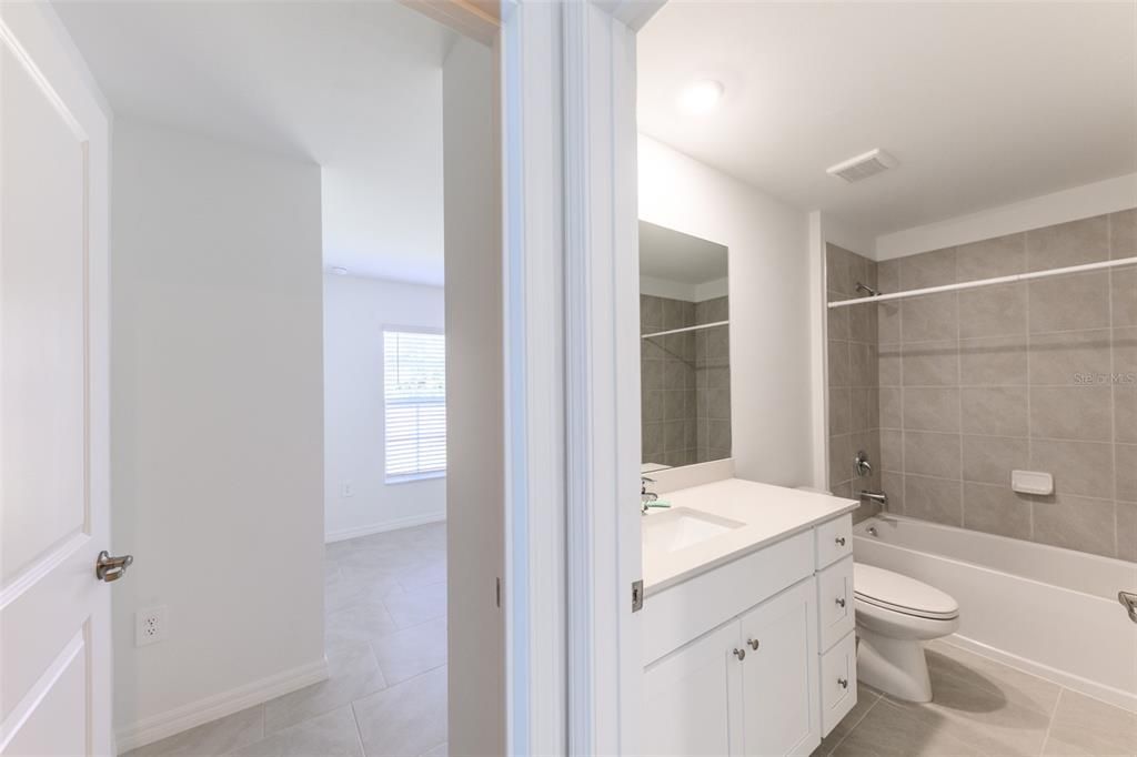 Под контрактом: $1,995 (4 спален, 2 ванн, 1936 Квадратных фут)