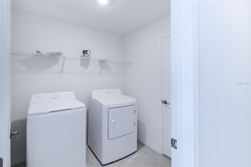 Под контрактом: $1,995 (4 спален, 2 ванн, 1936 Квадратных фут)