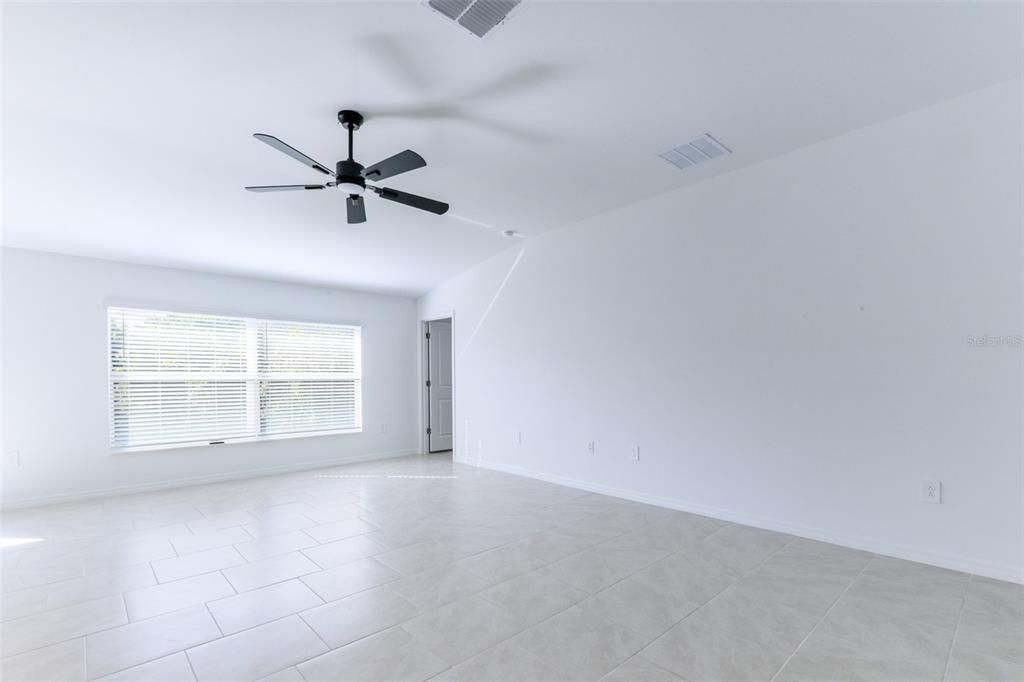 Под контрактом: $1,995 (4 спален, 2 ванн, 1936 Квадратных фут)