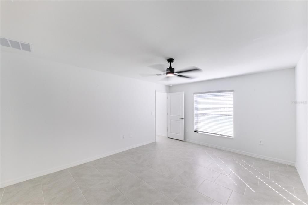 Под контрактом: $1,995 (4 спален, 2 ванн, 1936 Квадратных фут)