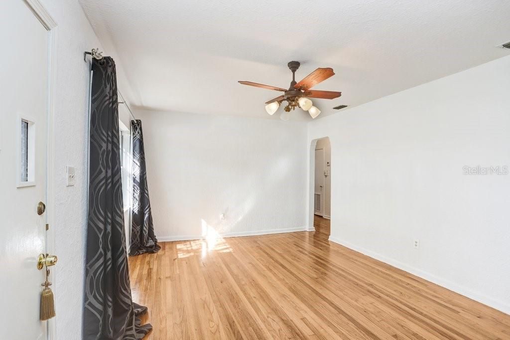 Activo con contrato: $427,000 (3 camas, 2 baños, 1439 Pies cuadrados)