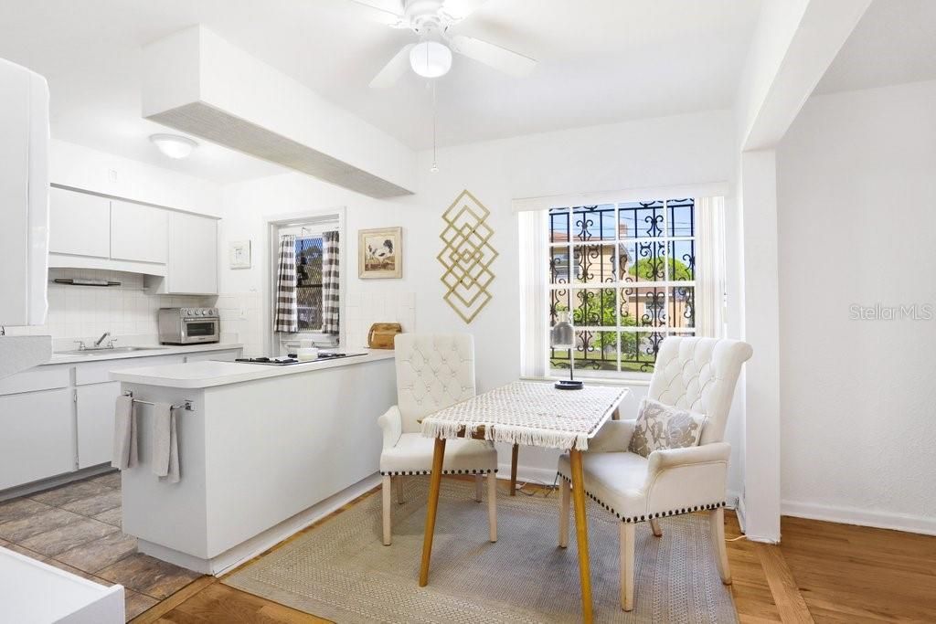 Activo con contrato: $427,000 (3 camas, 2 baños, 1439 Pies cuadrados)