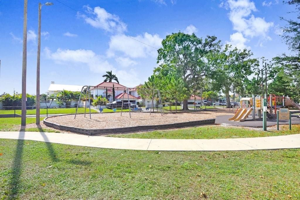 Activo con contrato: $427,000 (3 camas, 2 baños, 1439 Pies cuadrados)