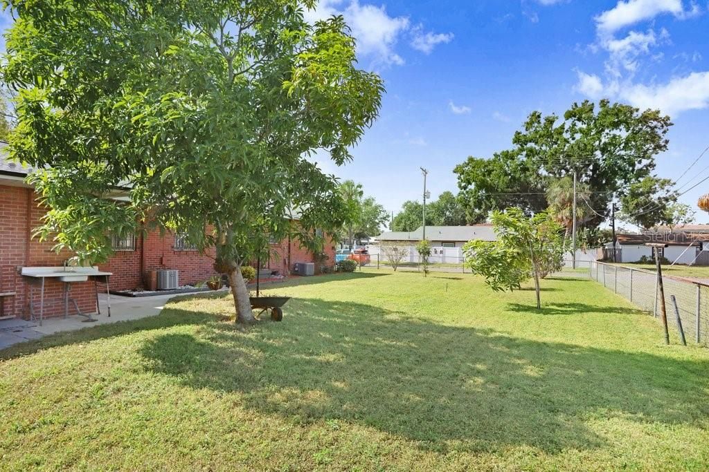 Activo con contrato: $427,000 (3 camas, 2 baños, 1439 Pies cuadrados)