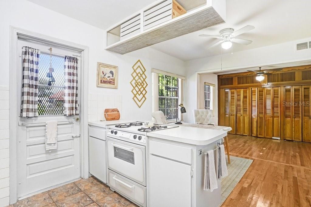 Activo con contrato: $427,000 (3 camas, 2 baños, 1439 Pies cuadrados)