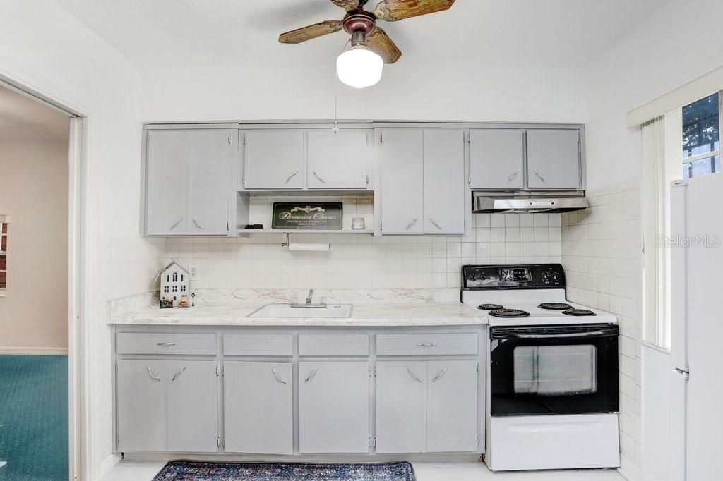 Activo con contrato: $427,000 (3 camas, 2 baños, 1439 Pies cuadrados)