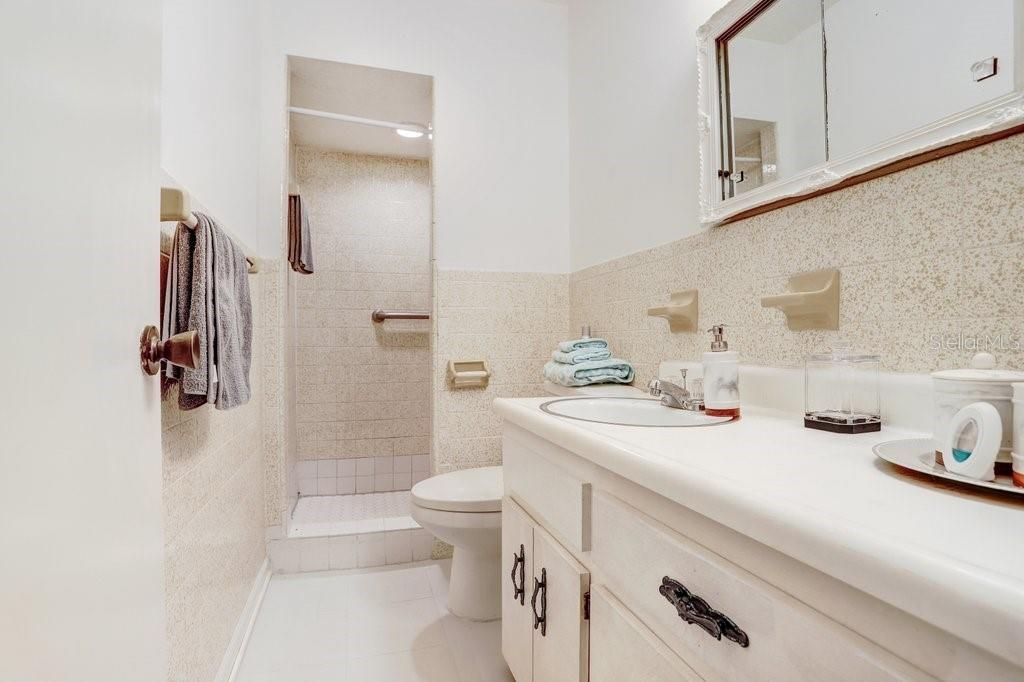 Activo con contrato: $427,000 (3 camas, 2 baños, 1439 Pies cuadrados)