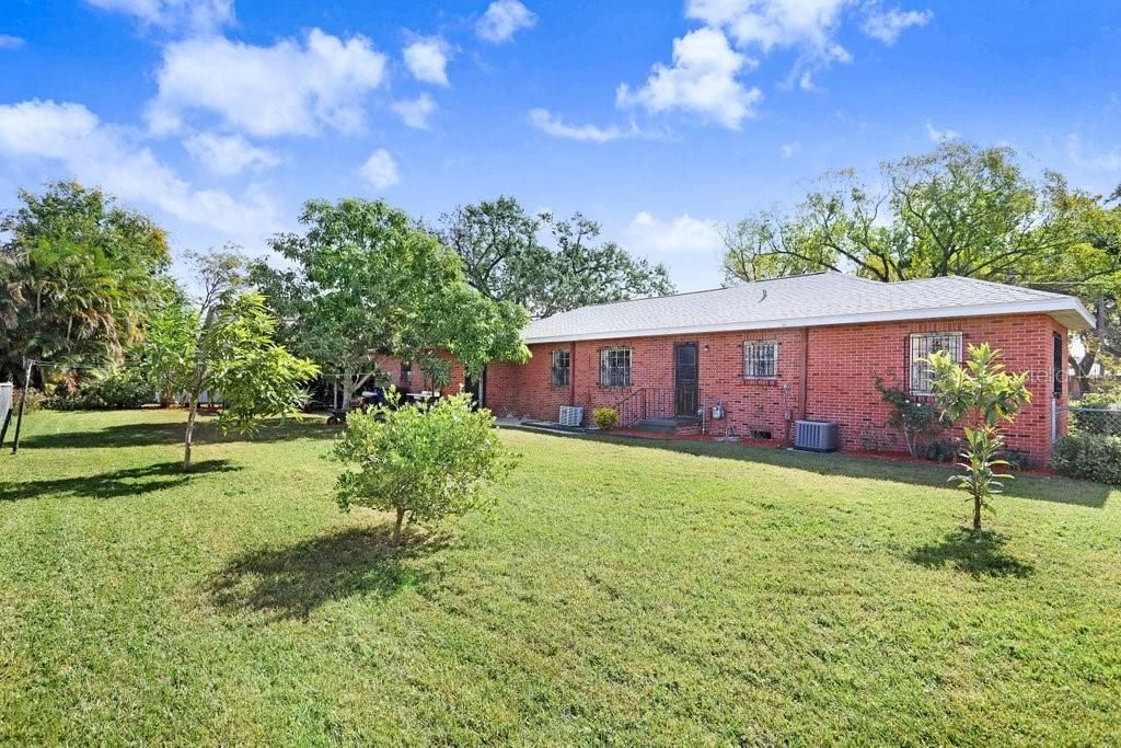 Activo con contrato: $427,000 (3 camas, 2 baños, 1439 Pies cuadrados)