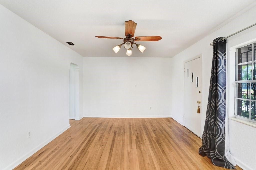 Activo con contrato: $427,000 (3 camas, 2 baños, 1439 Pies cuadrados)