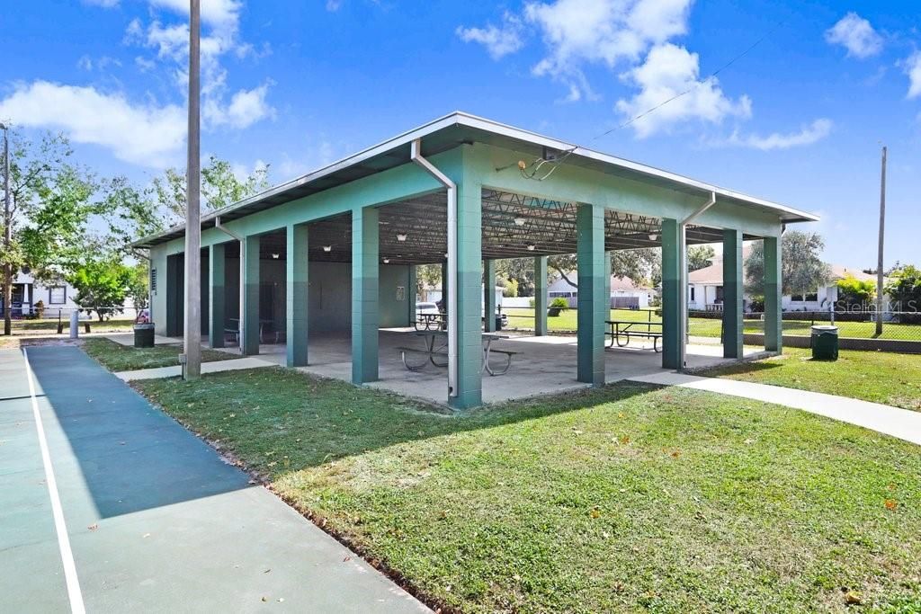 Activo con contrato: $427,000 (3 camas, 2 baños, 1439 Pies cuadrados)