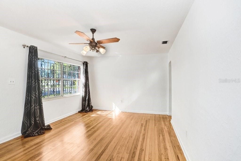 Activo con contrato: $427,000 (3 camas, 2 baños, 1439 Pies cuadrados)