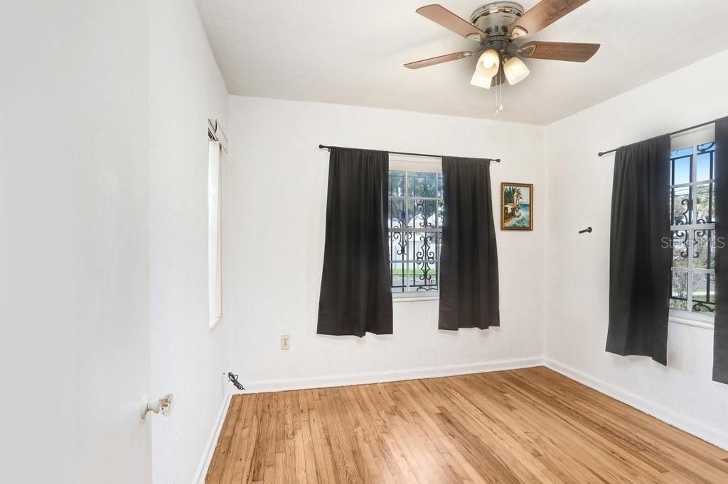 Activo con contrato: $427,000 (3 camas, 2 baños, 1439 Pies cuadrados)