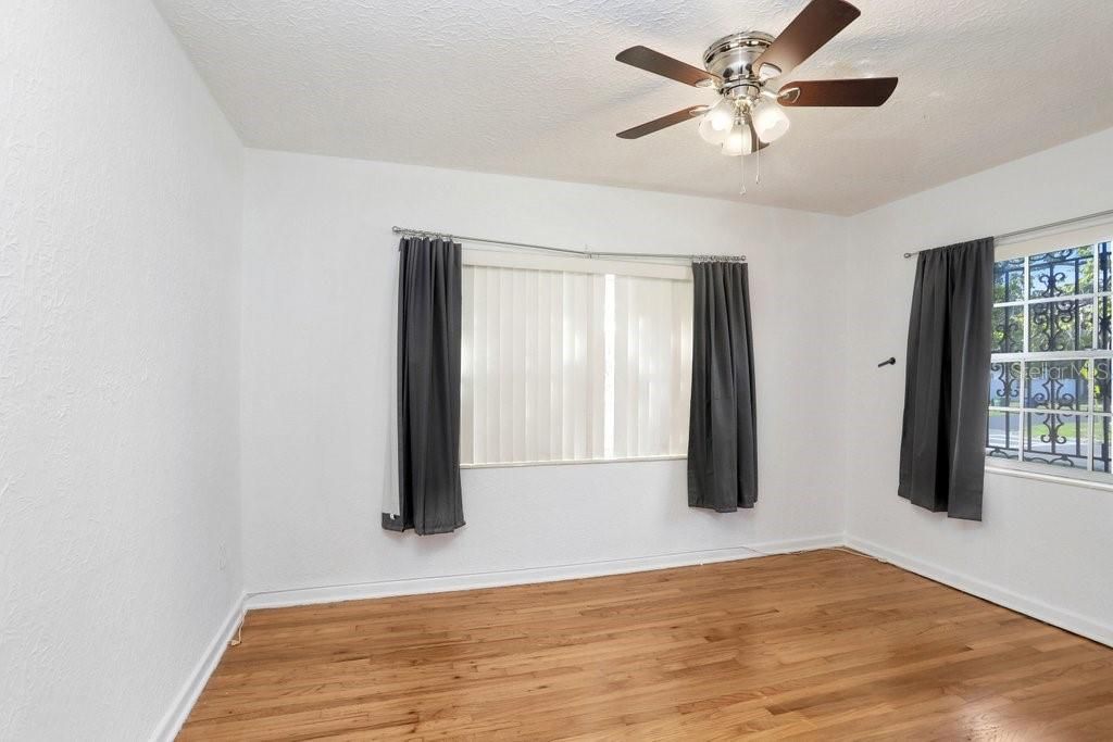 Activo con contrato: $427,000 (3 camas, 2 baños, 1439 Pies cuadrados)