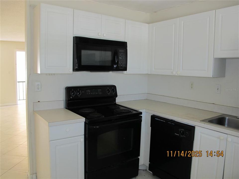 For Rent: $1,300 (2 beds, 1 baths, 899 Square Feet)