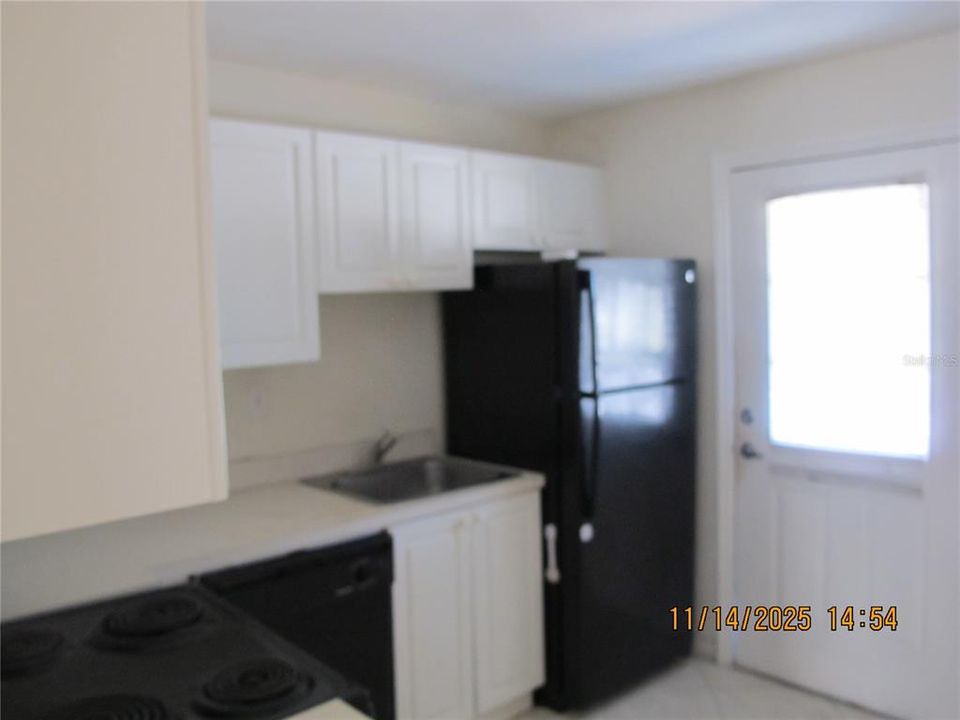 For Rent: $1,300 (2 beds, 1 baths, 899 Square Feet)