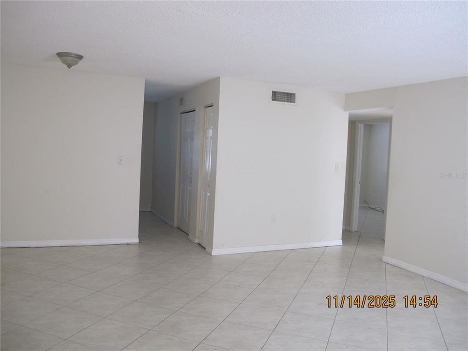 For Rent: $1,300 (2 beds, 1 baths, 899 Square Feet)