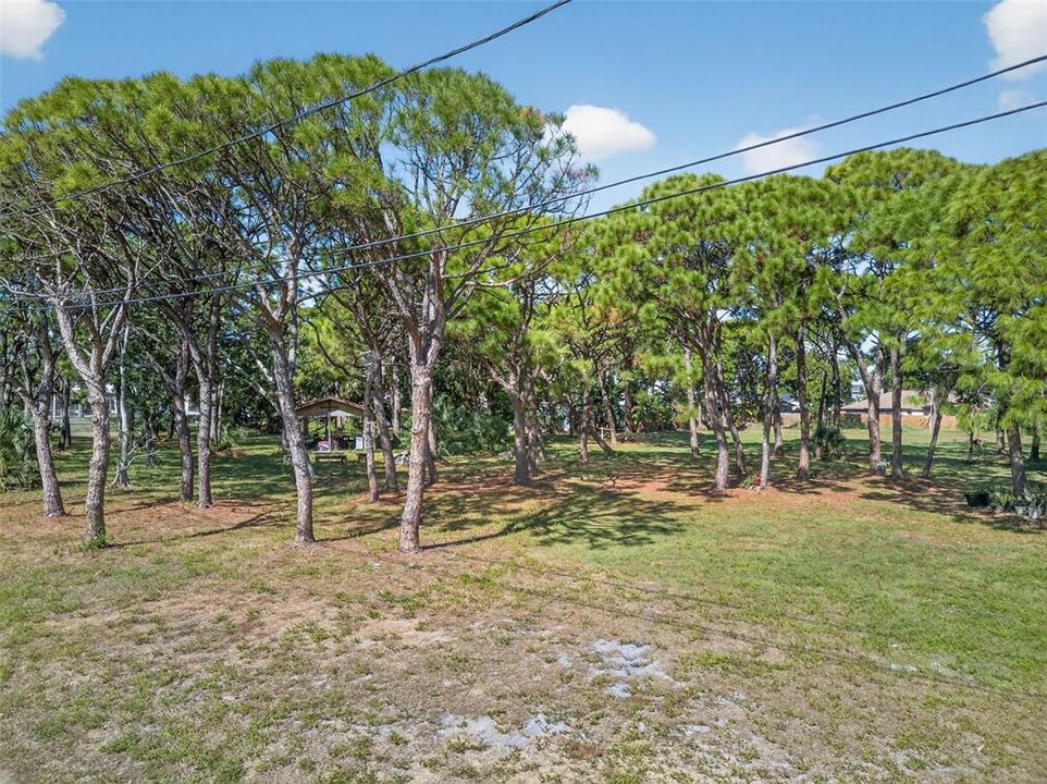 待售: $1,500,000 (2.36 acres)