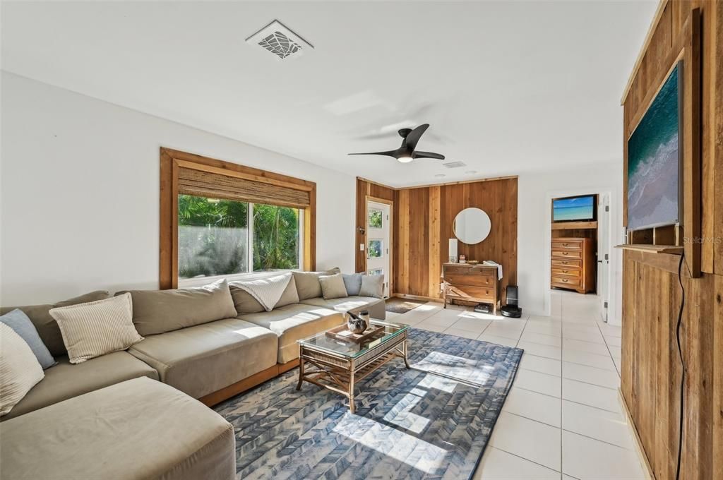 For Sale: $439,000 (2 beds, 2 baths, 1214 Square Feet)