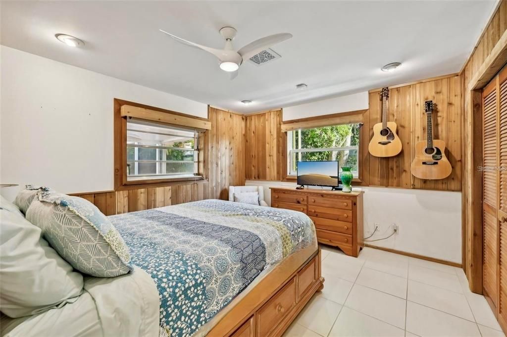 For Sale: $439,000 (2 beds, 2 baths, 1214 Square Feet)