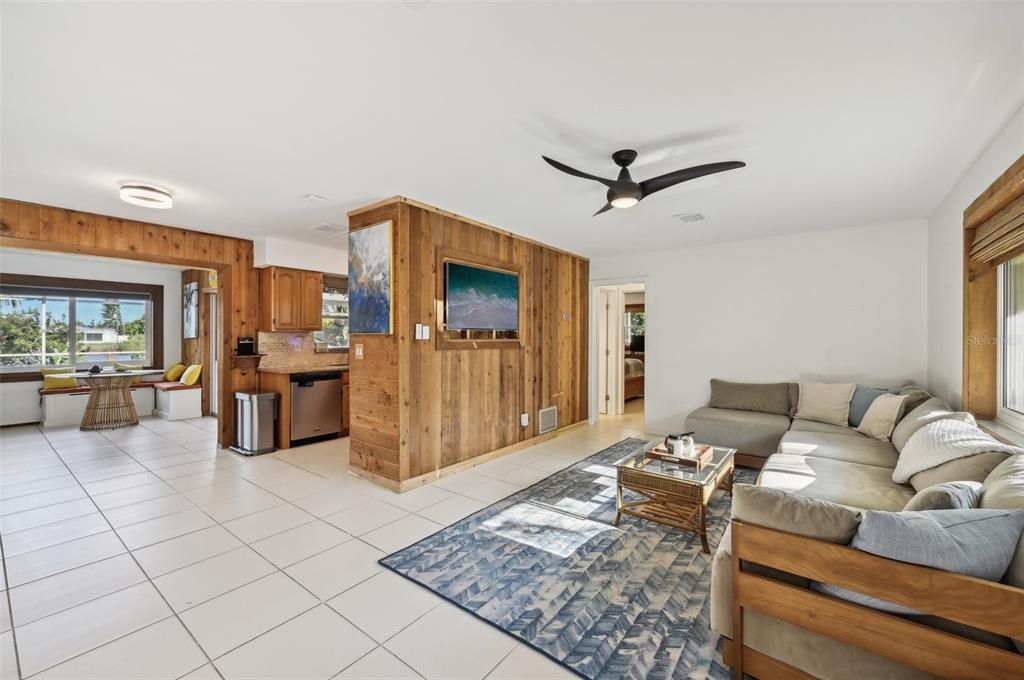 For Sale: $439,000 (2 beds, 2 baths, 1214 Square Feet)