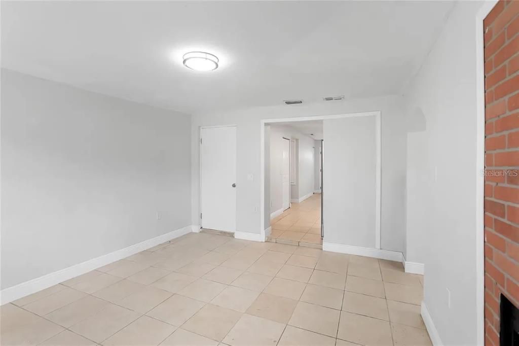 合同活跃: $259,990 (4 贝兹, 2 浴室, 1448 平方英尺)