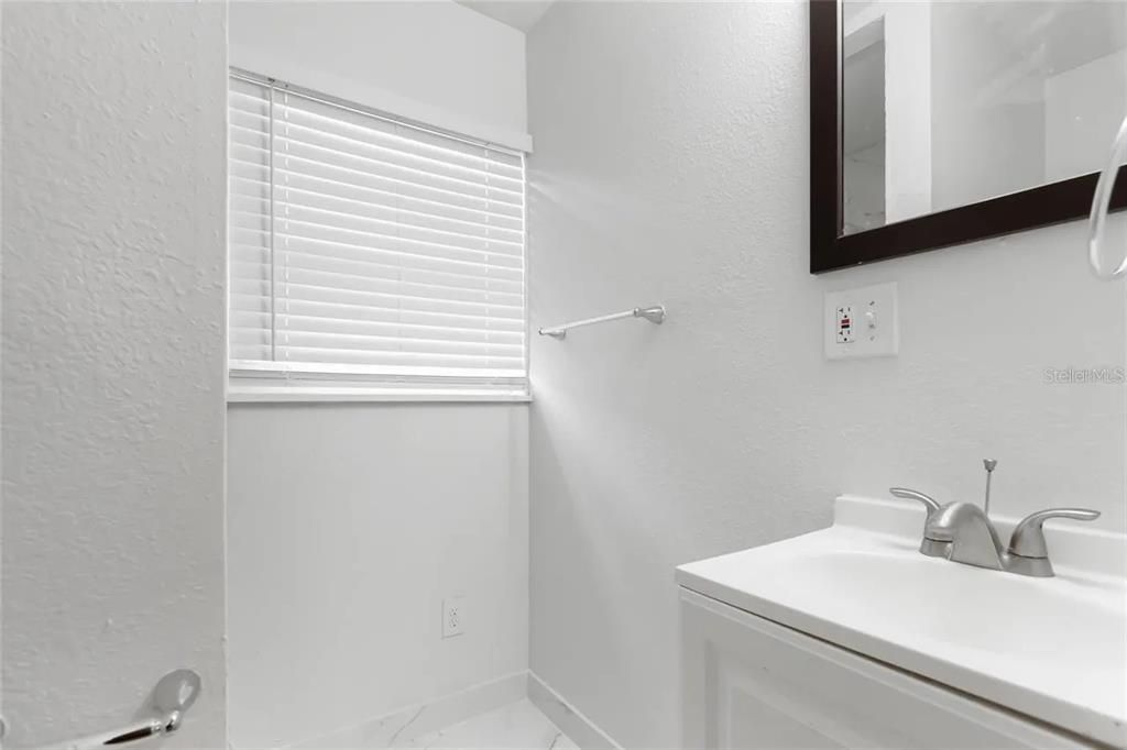 合同活跃: $259,990 (4 贝兹, 2 浴室, 1448 平方英尺)