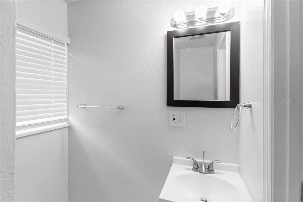 合同活跃: $259,990 (4 贝兹, 2 浴室, 1448 平方英尺)