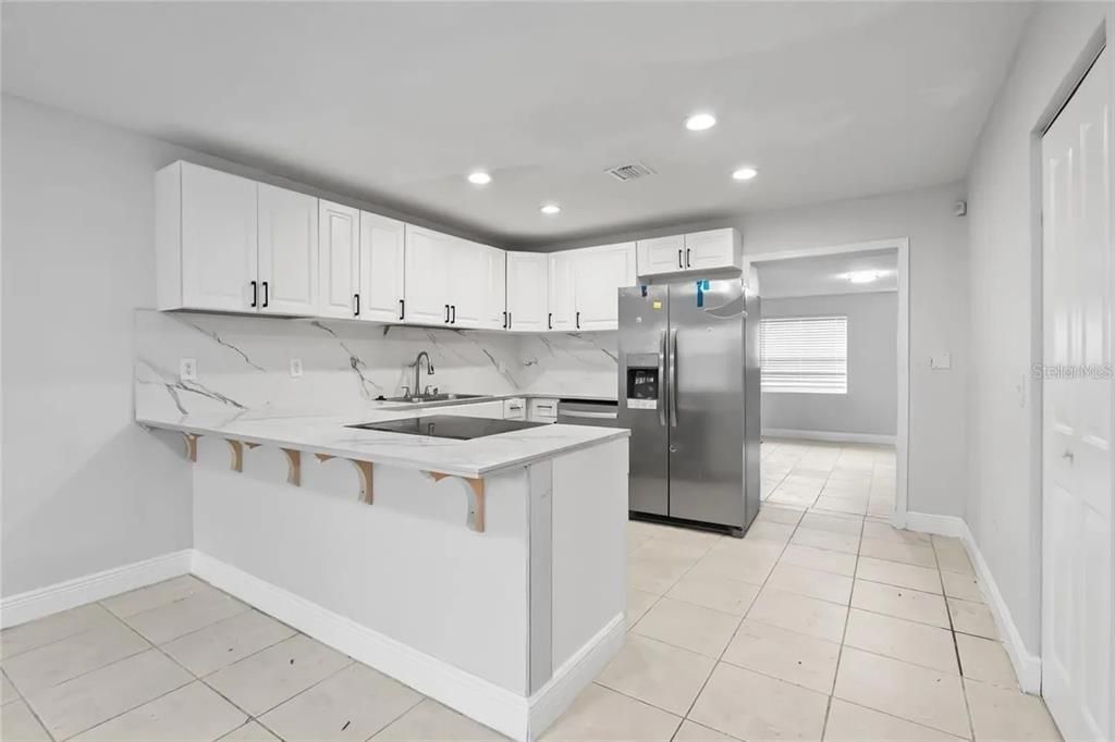 合同活跃: $259,990 (4 贝兹, 2 浴室, 1448 平方英尺)