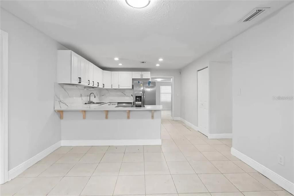 合同活跃: $259,990 (4 贝兹, 2 浴室, 1448 平方英尺)