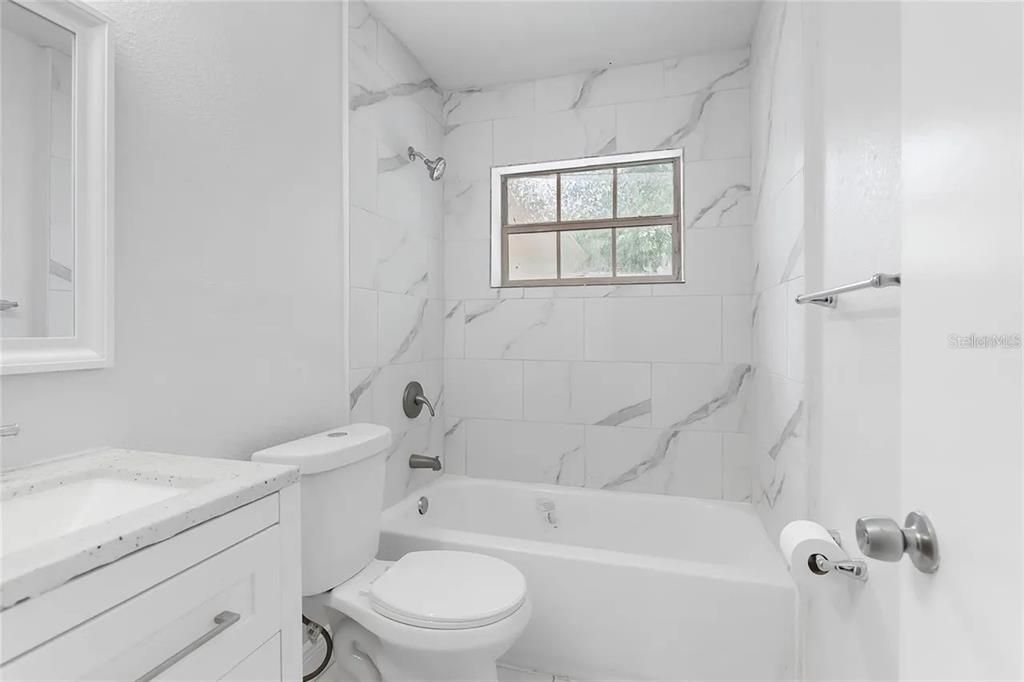 合同活跃: $259,990 (4 贝兹, 2 浴室, 1448 平方英尺)