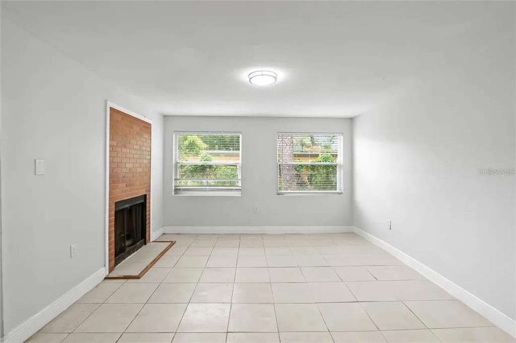 合同活跃: $259,990 (4 贝兹, 2 浴室, 1448 平方英尺)