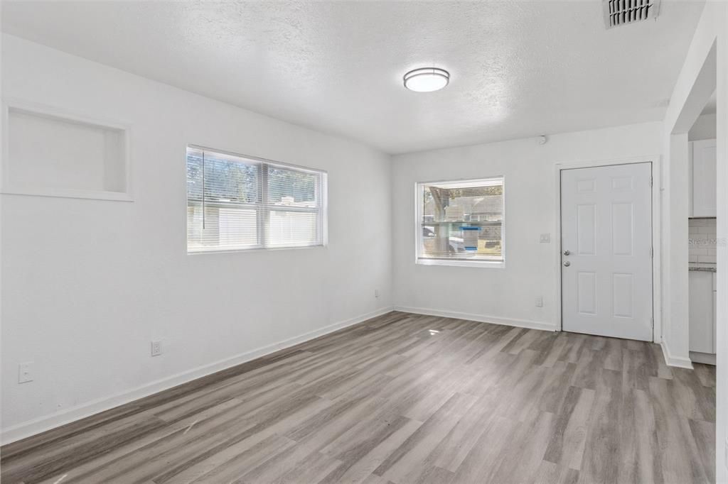 出租: $2,100 (4 贝兹, 3 浴室, 1600 平方英尺)