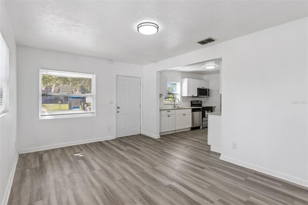 出租: $2,100 (4 贝兹, 3 浴室, 1600 平方英尺)