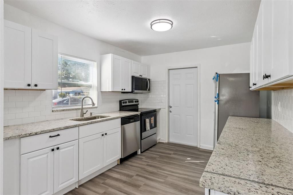 出租: $2,100 (4 贝兹, 3 浴室, 1600 平方英尺)