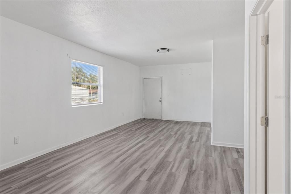 出租: $2,100 (4 贝兹, 3 浴室, 1600 平方英尺)