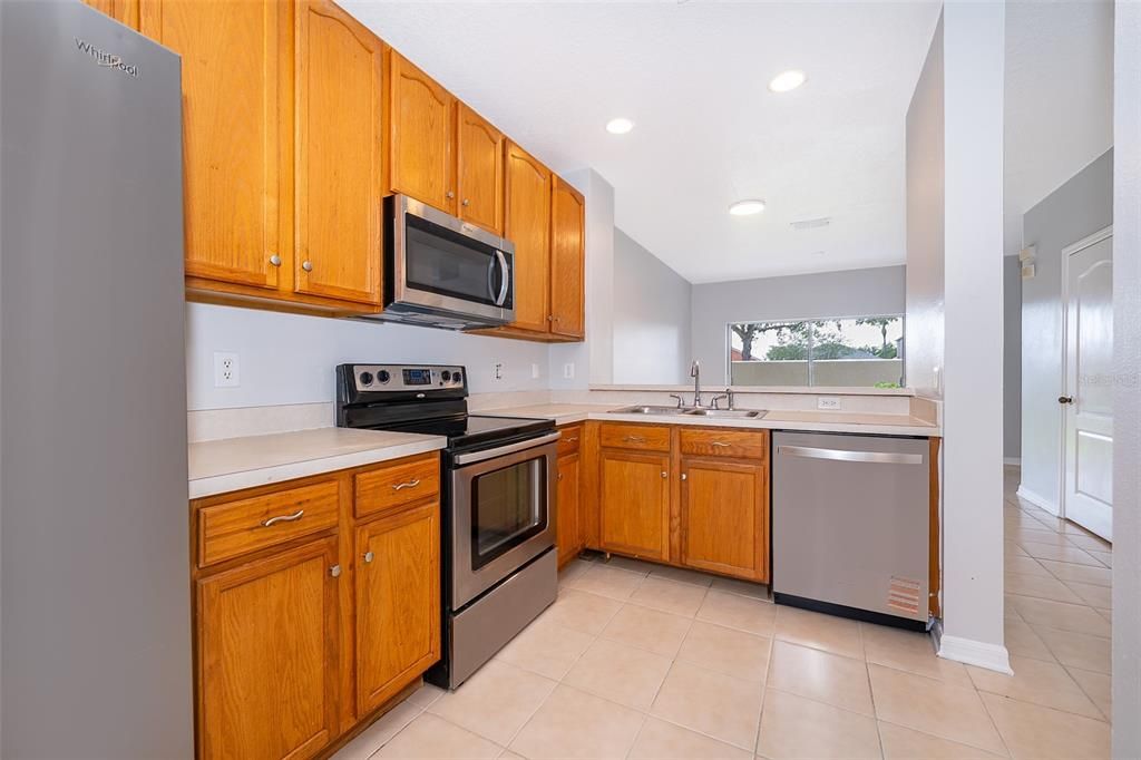 合同活跃: $1,600 (2 贝兹, 2 浴室, 987 平方英尺)