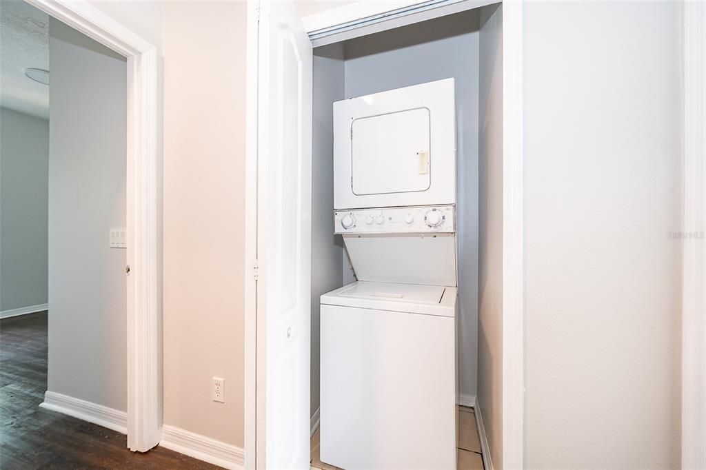 合同活跃: $1,600 (2 贝兹, 2 浴室, 987 平方英尺)