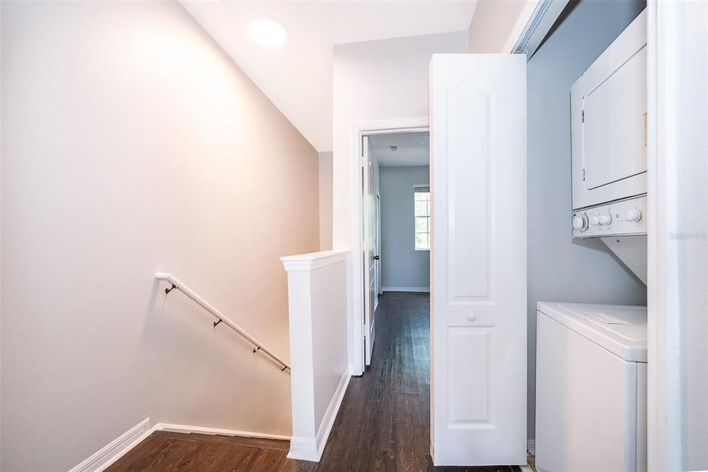 合同活跃: $1,600 (2 贝兹, 2 浴室, 987 平方英尺)